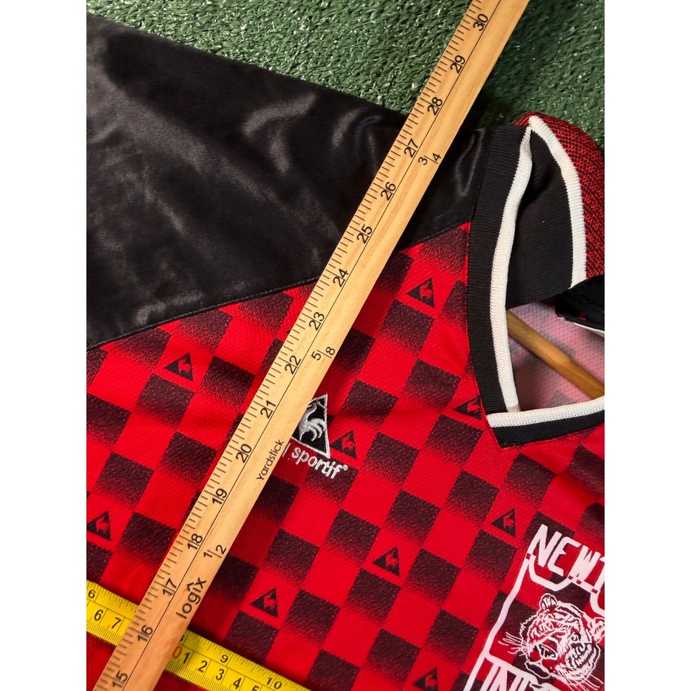 Le Coq Sportif Jersey Mens L Red Good Newton United 43 Checkered Soccer Shirt - Picture 6 of 8
